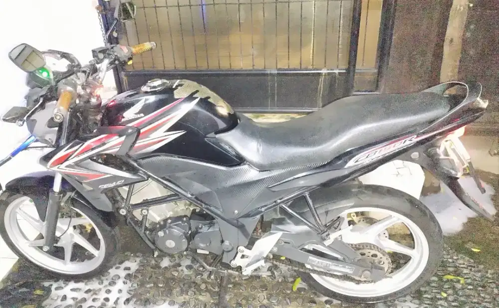 Dijua Honda CB150R Old K15