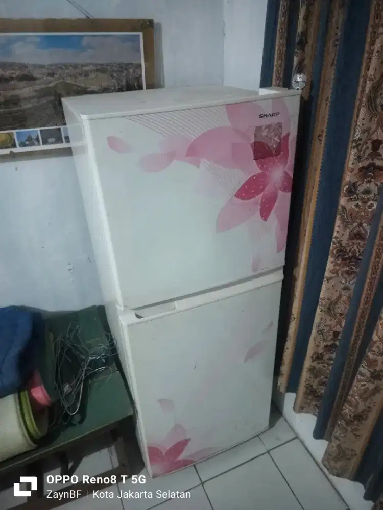 Kulkas 2 pintu masih bagus kondisi mati