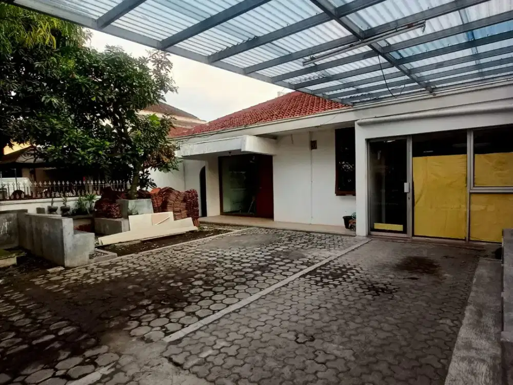 Rumah Luas Ex Kantor Strategis di Turangga Martanegara Bandung
