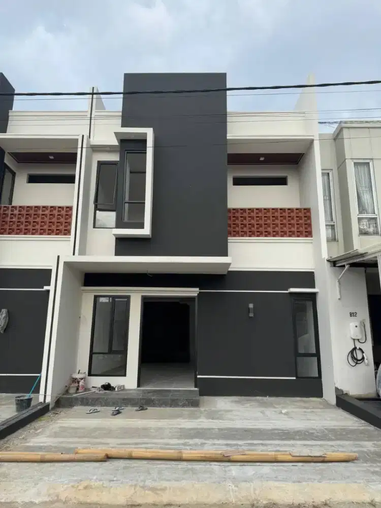 Rumah Siap Huni Pinggir Jalan Dekat Tol Kukusan