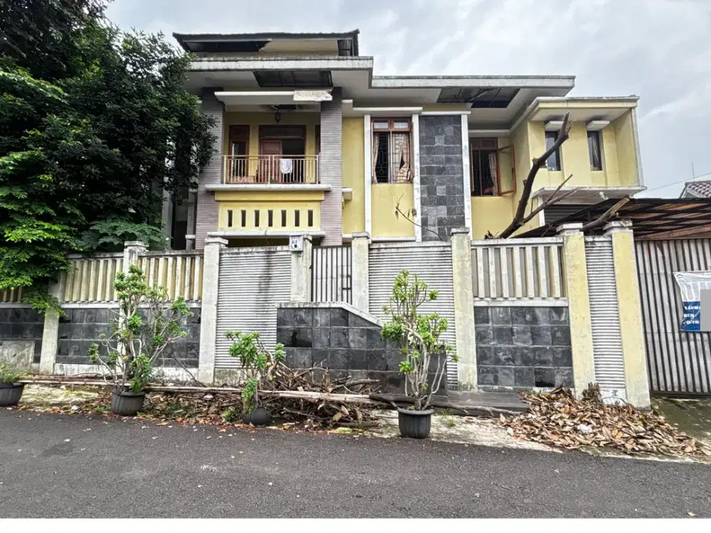 Rumah Besar 2 lantai, Hook, Depan Taman, Akses Jalan 2 Mobil Lega, Hanya 20 Meter Ke Eco Park Tebet