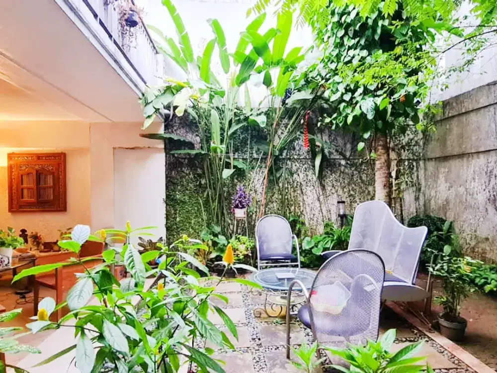Rumah Cantik Siap Huni Dengan Taman Belakang Di Bintaro Sektor 7