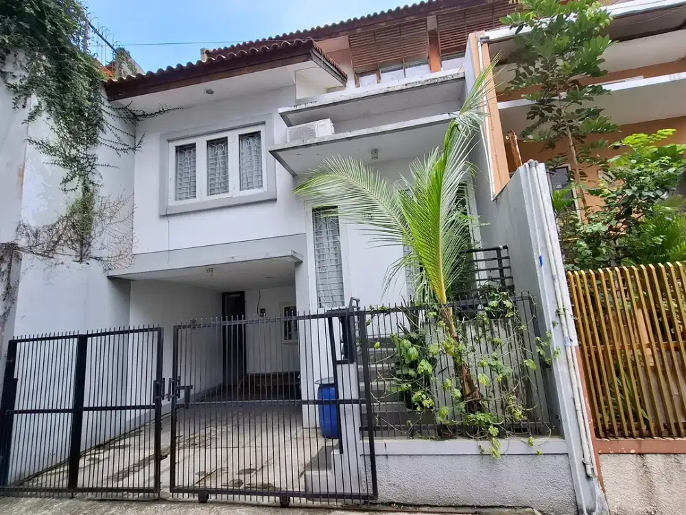 Rumah 4 Lantai Gaya Minimalis Modern di Tebet, di Area Pusat Kuliner dan Bisnis