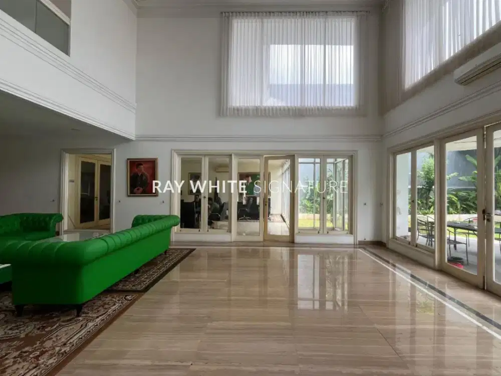 Dijual Rumah Mewah di Lokasi Strategis dengan Kolam Renang