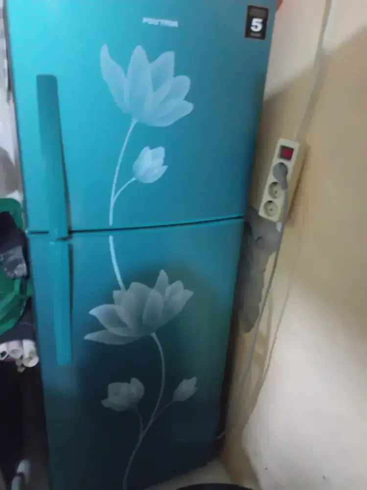 Kulkas 2 Pintu - Kondisi Normal, Freezer Atas Agak Lama Beku