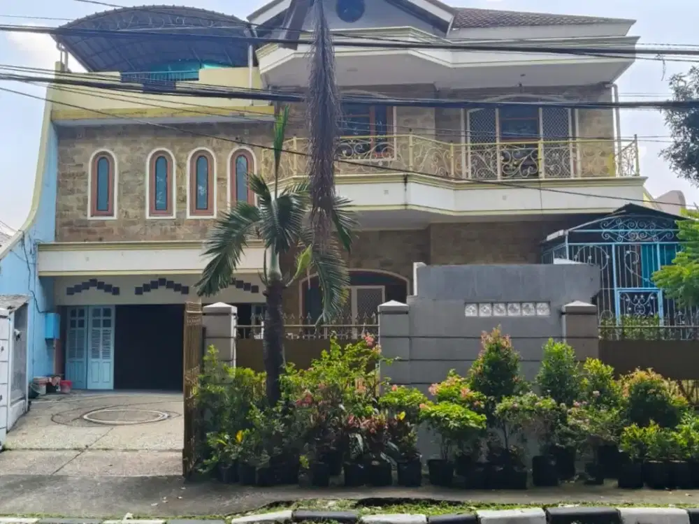 Rumah luas dengan desain klasik di Kayu Putih Selatan, dilengkapi kolam renang.