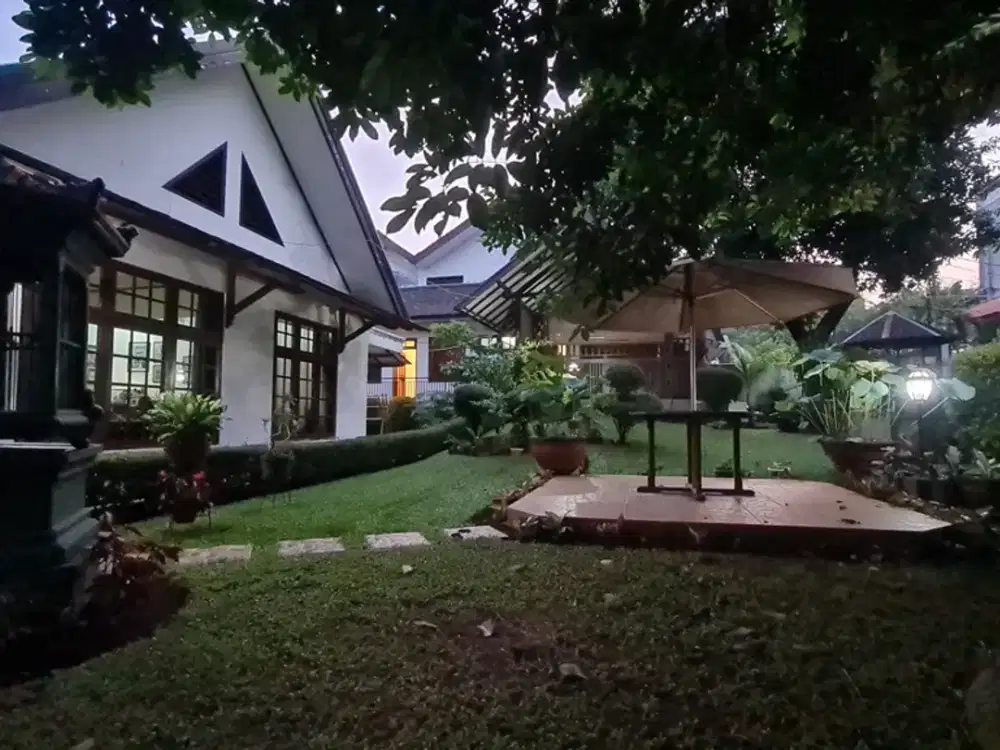 Rumah Bertaman Cantik dekat Pondok Indah Keb. Lama di Jaksel