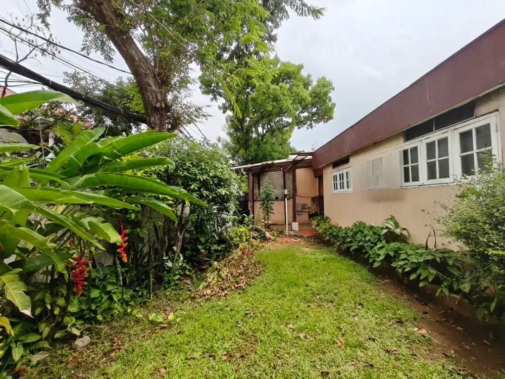 Rumah di pojok Luas tanah 270m2 area Cidodol Kebayoran lama,lokasi strategis dekat Permata Hijau.