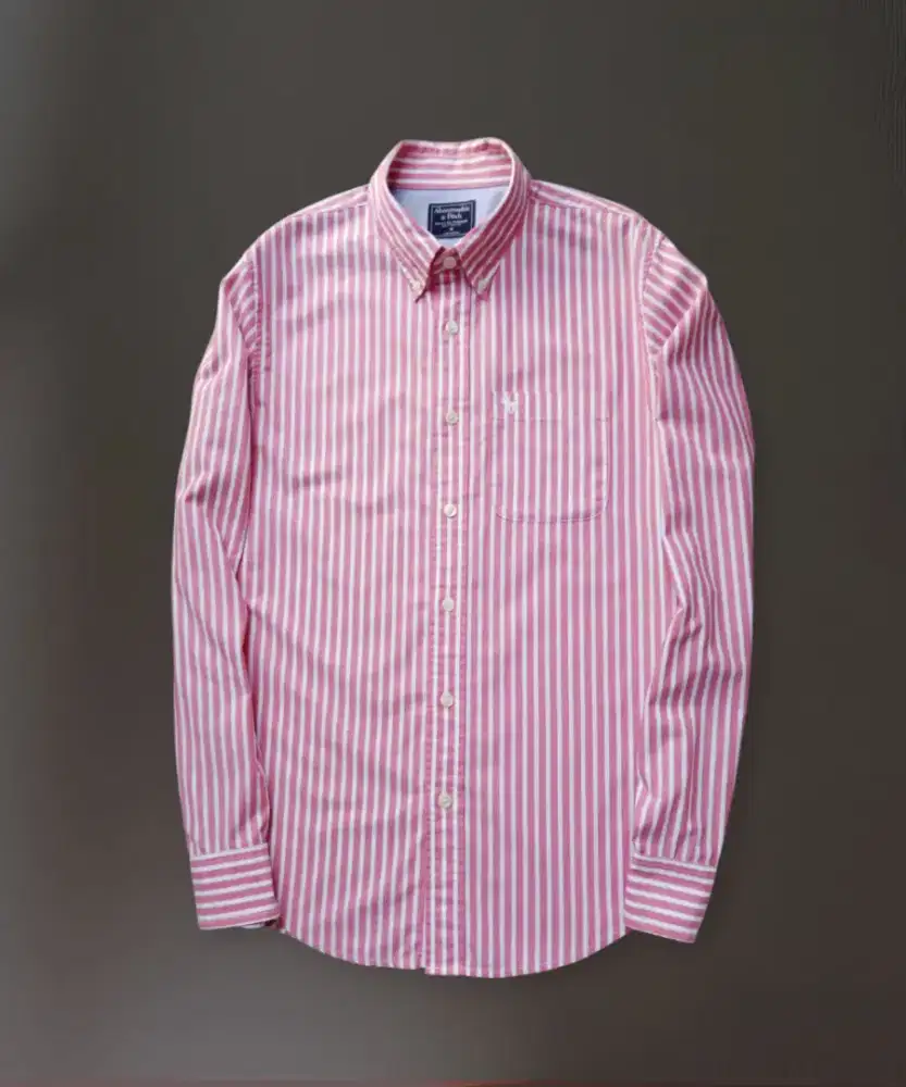 KEMEJA ABERCROMBIE MOTIF SALUR, SIZE : M FIT L (LD108-110, P76)