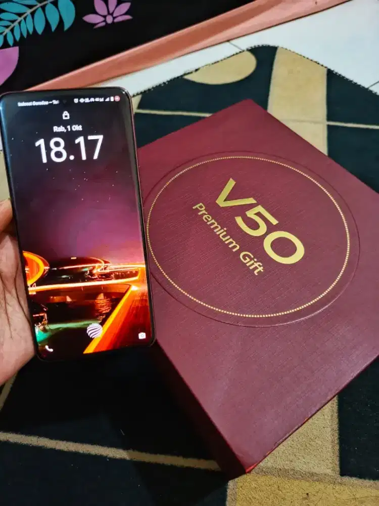 Vivo V50 12/512 + Premium gift box