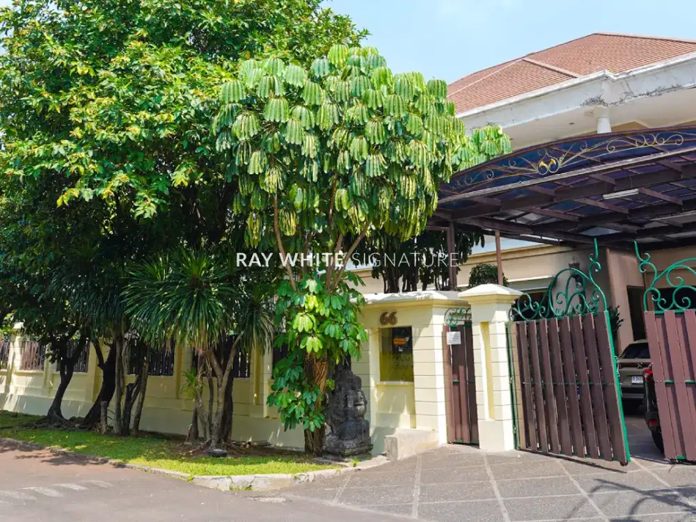 Dijual Rumah Strategis Senayan, Kebayoran Baru -  Jl. Simprug Golf III