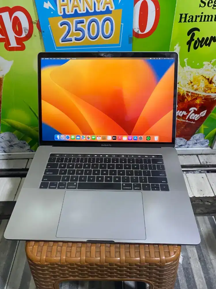 Dijual macbook pro 2017 touchbar 15 inch