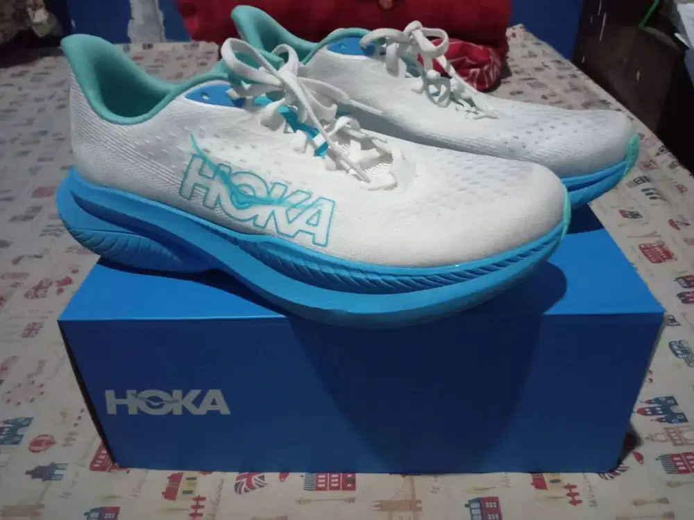 Sepatu Hoka Mach 6 Men's Running Shoes warna White / Skyward Blue
