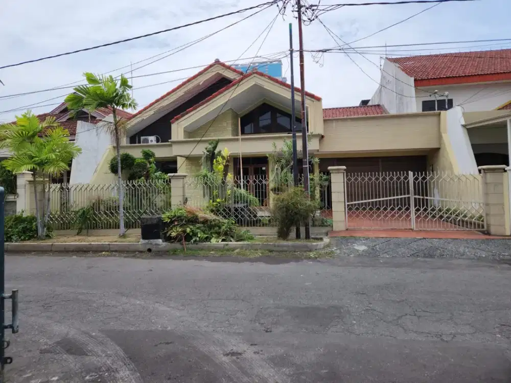 DIJUAL RUMAH CLASSIC SIAP HUNI kawasan elite di Dharmahusada indah timur dekat kampus UNAIR Surabaya Timur