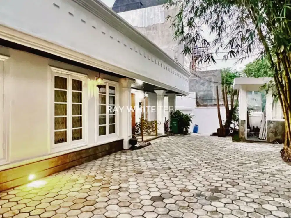 Rumah Mewah SHM Siap Huni Depan Taman di Tebet, Jaksel
