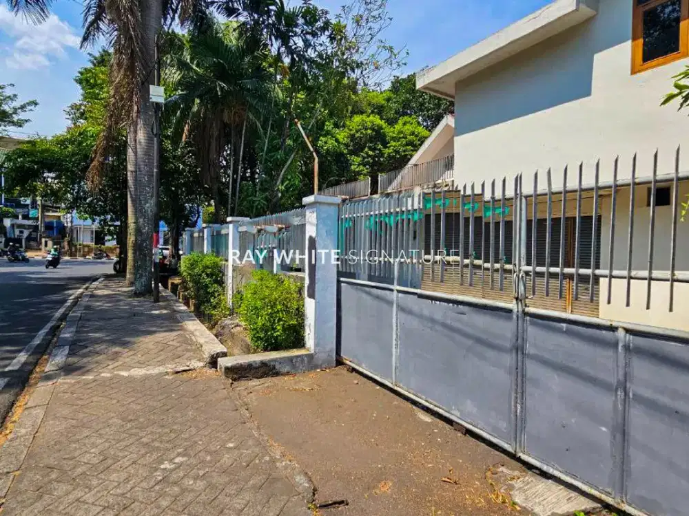 Rumah Lama Posisi Hook di Darmawangsa Raya, Jakarta Selatan