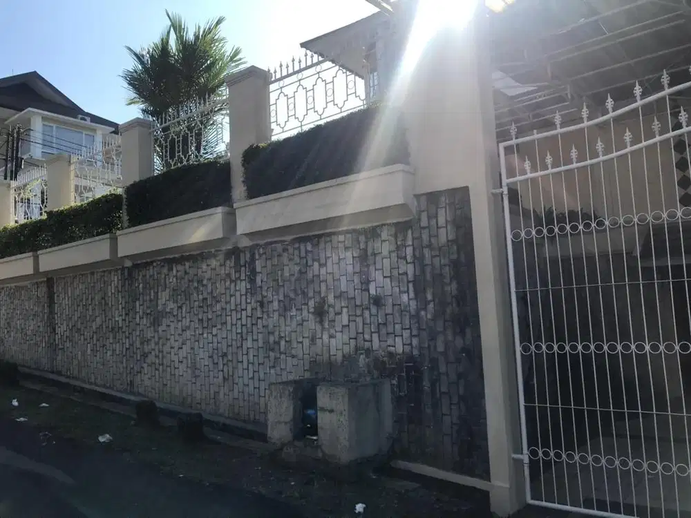 Dijual rumah 3 lantai dgn semi furnished