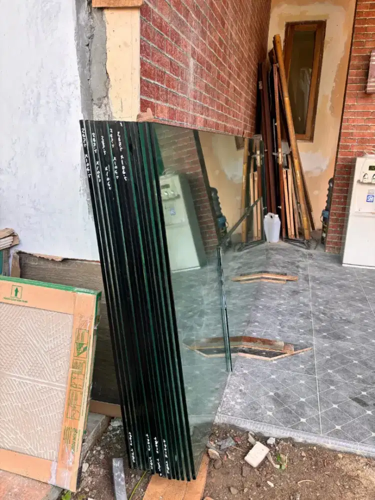 Kaca tempered bekas