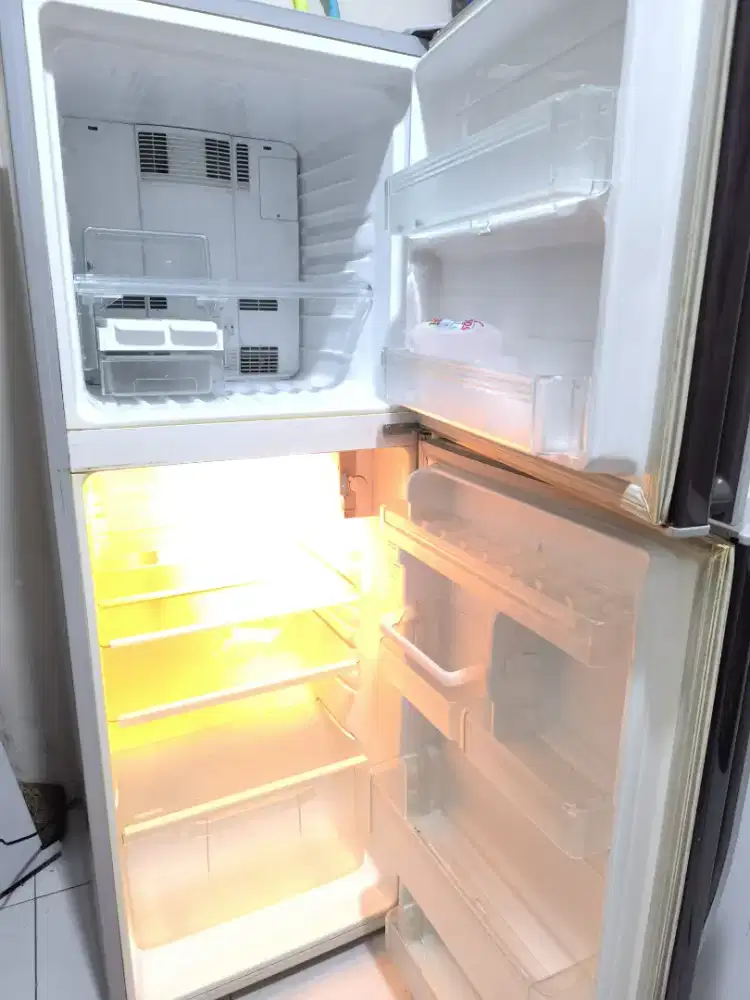 Kulkas Sharp 2 pintu masih tokcer n ok