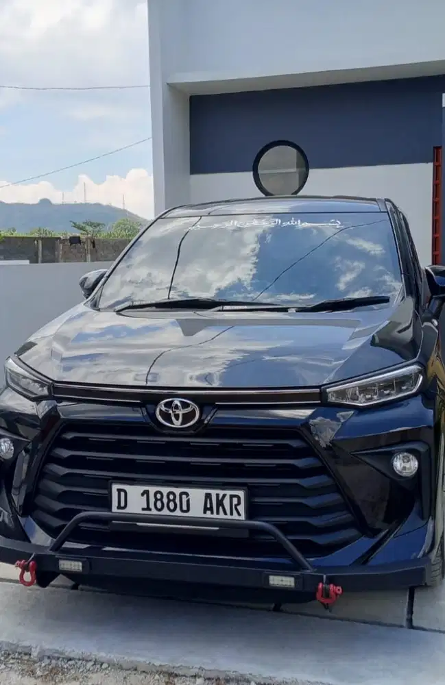 Toyota Avanza warna hitam tahun 2023