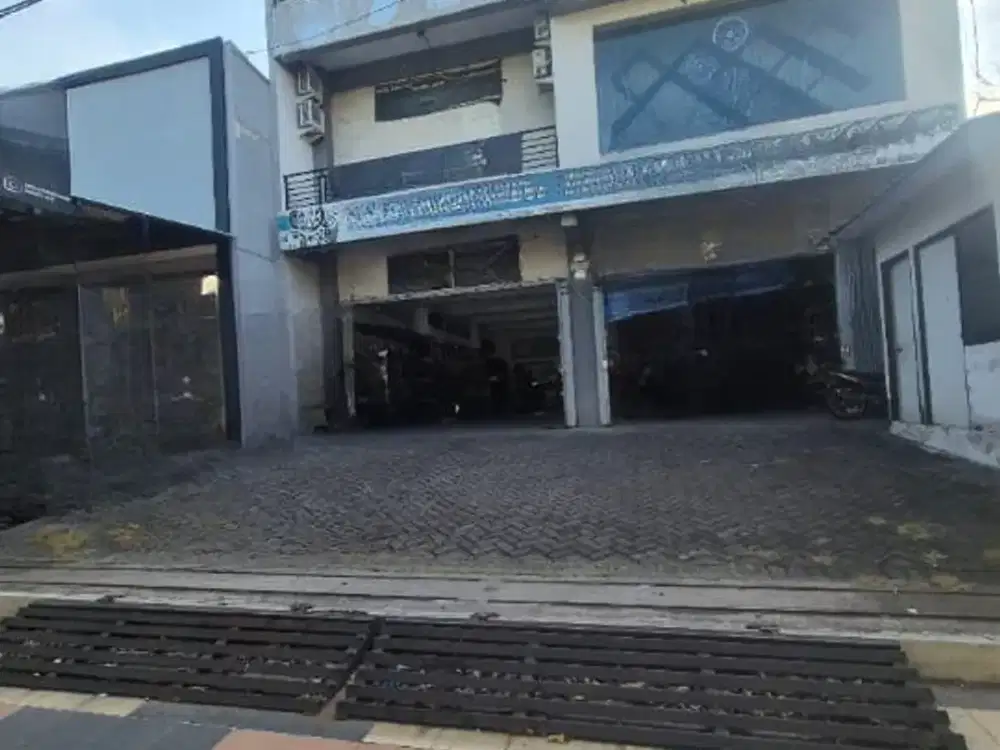 Disewakan bangunan komersial siap pakai 3 lantai di Bratang Binangun, Ngagel, Surabaya Timur