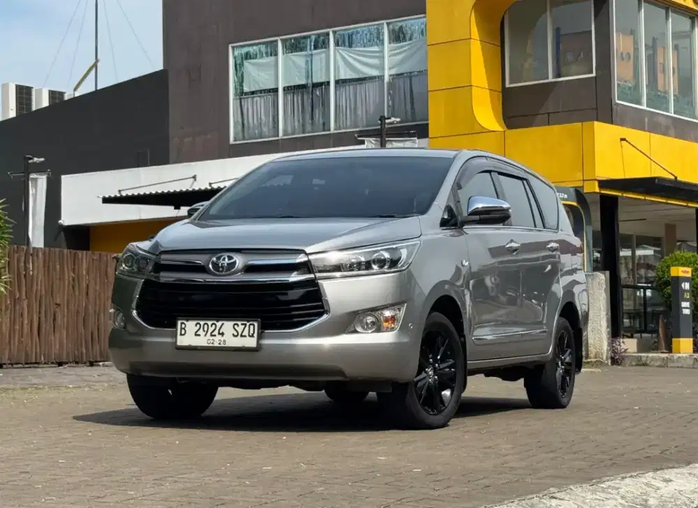 Toyota Innova Reborn Q 2.0 Matic A/T Tahun 2017 Abu Abu Metalik l
