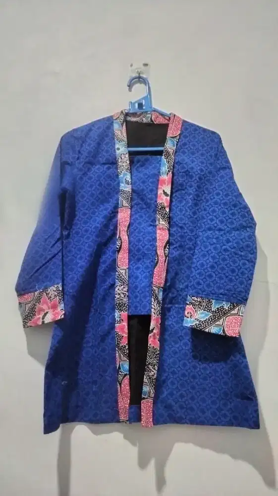 Kebaya biru navy lis