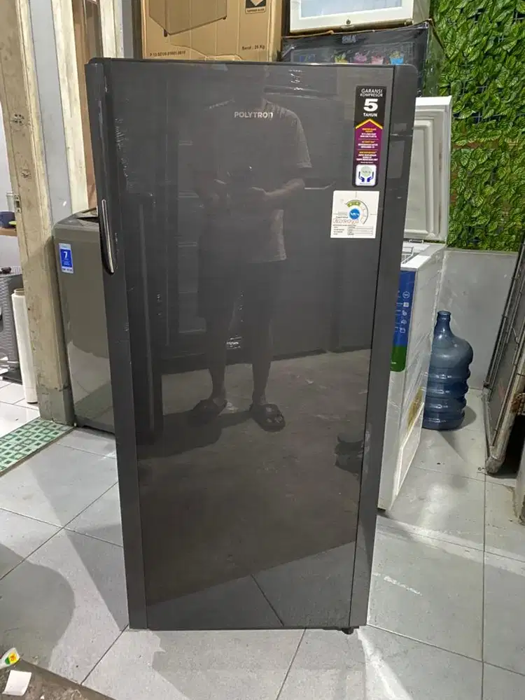 Polytron kulkas satu pintu temperglas 185 liter like new