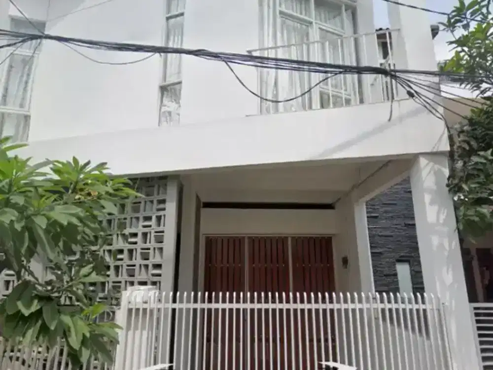 Rumah kokoh dua lantai siap huni jual cepat