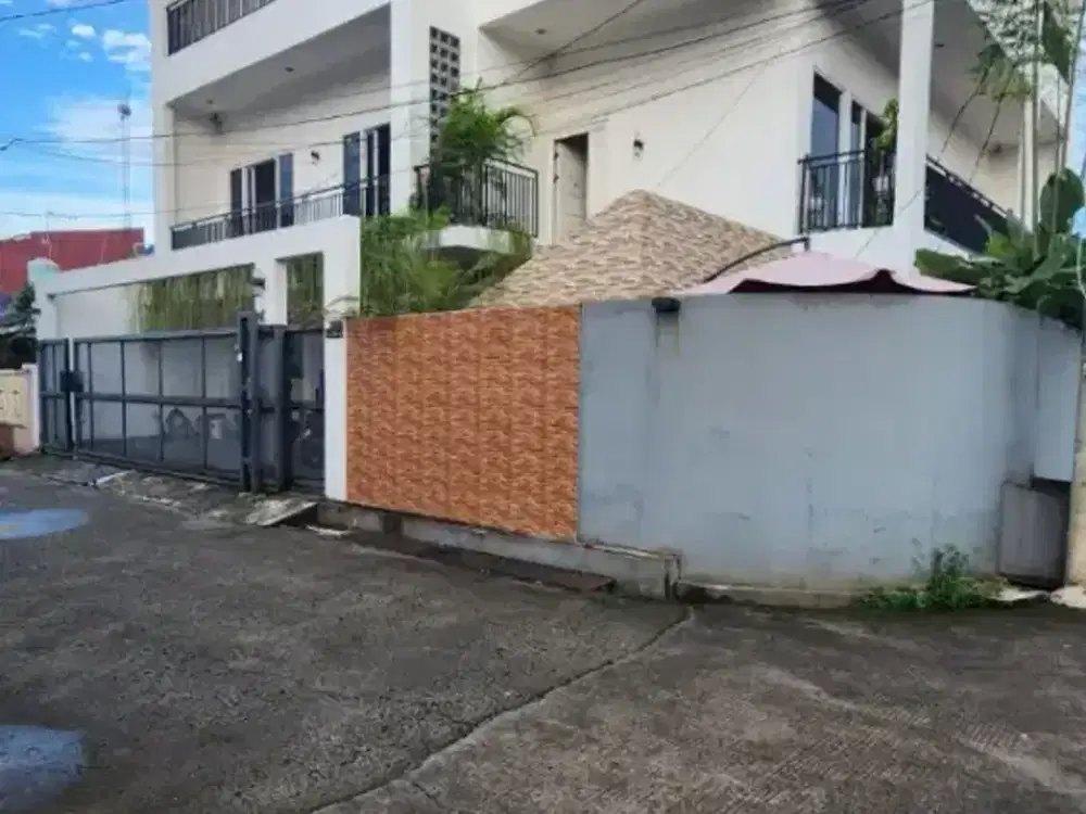 Dijual cepat Rumah modern tropis 3 lantai hook komplek Jatibening