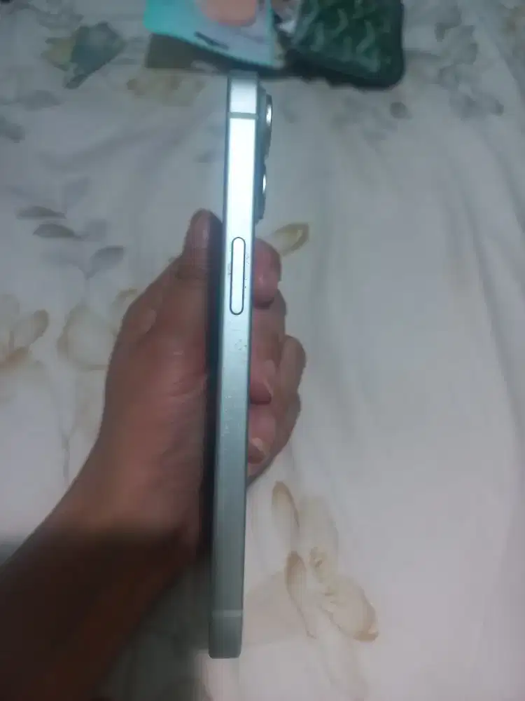 IPhone 15 green 128 garansi ibox batre health