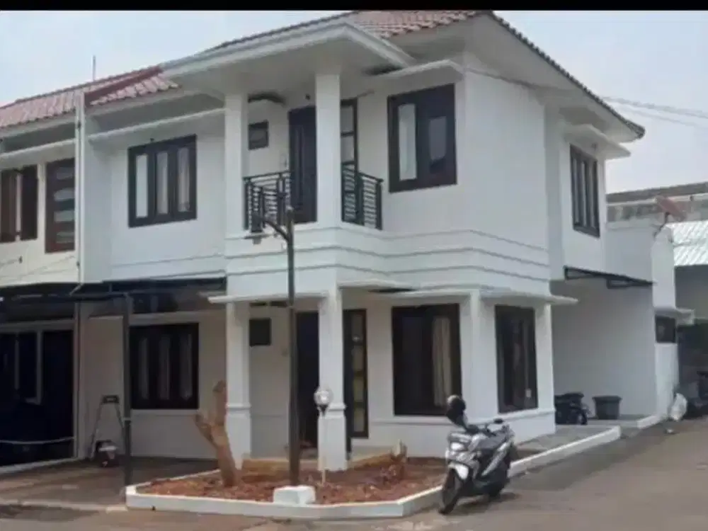 Dijual Cepat Rumah Townhouse Mewah Dan Siap Huni  Berlokasi Strategis
