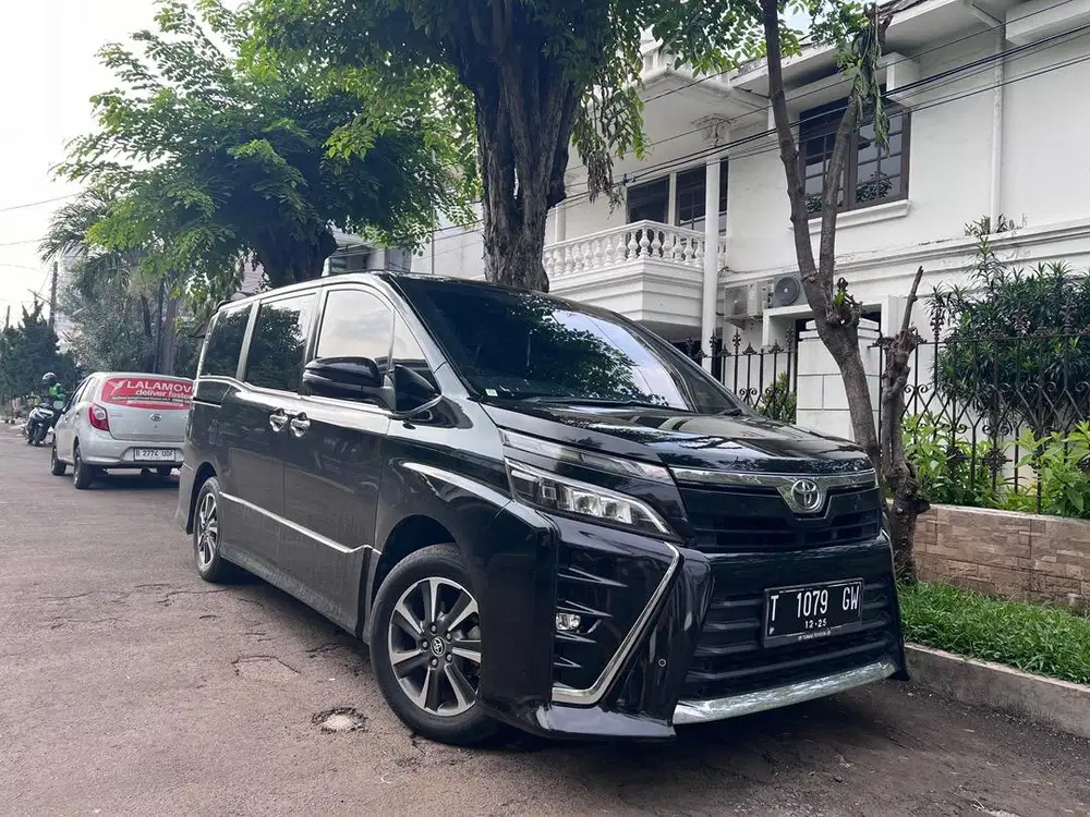 Toyota Voxy 2.0 2020 AT
