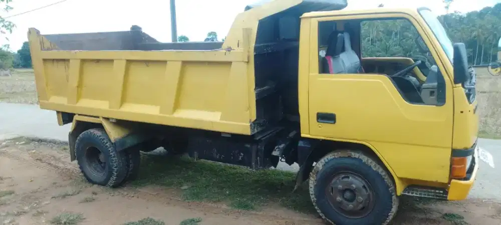 Dijual dam truck ps 100, kondisi mesin sehat gerdang aman.