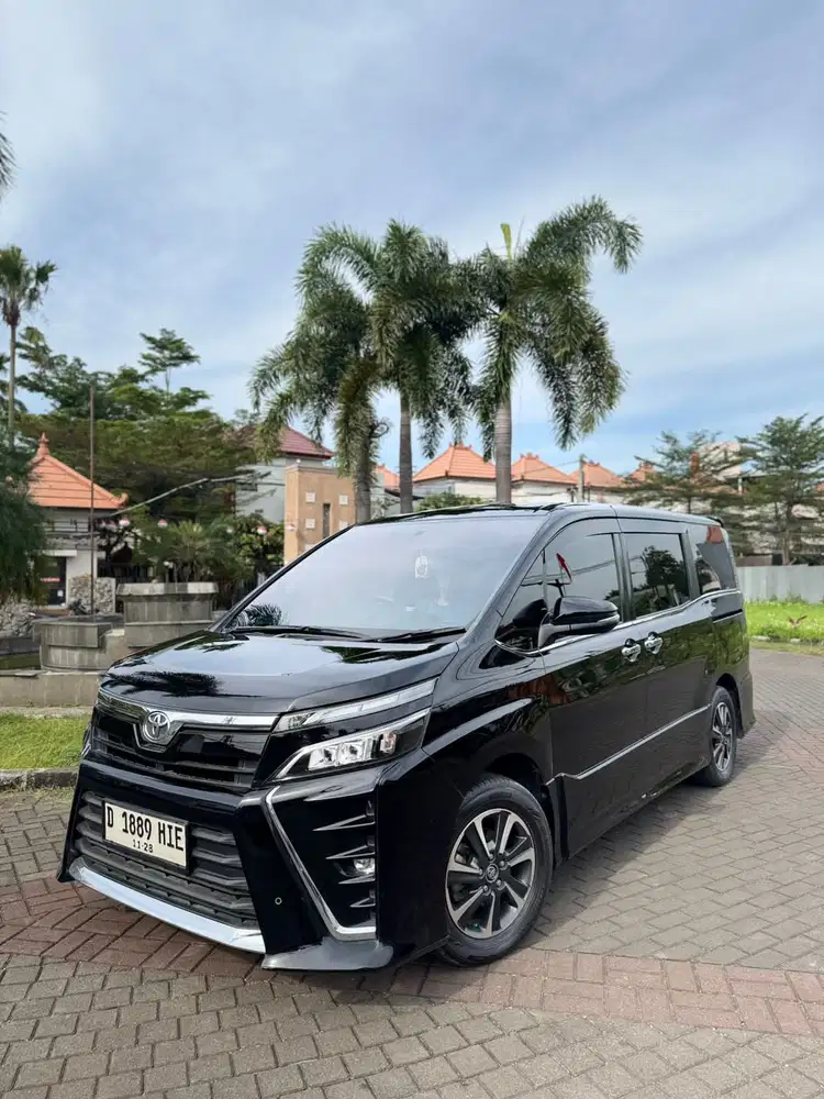 Toyota Voxy 2018 AT
