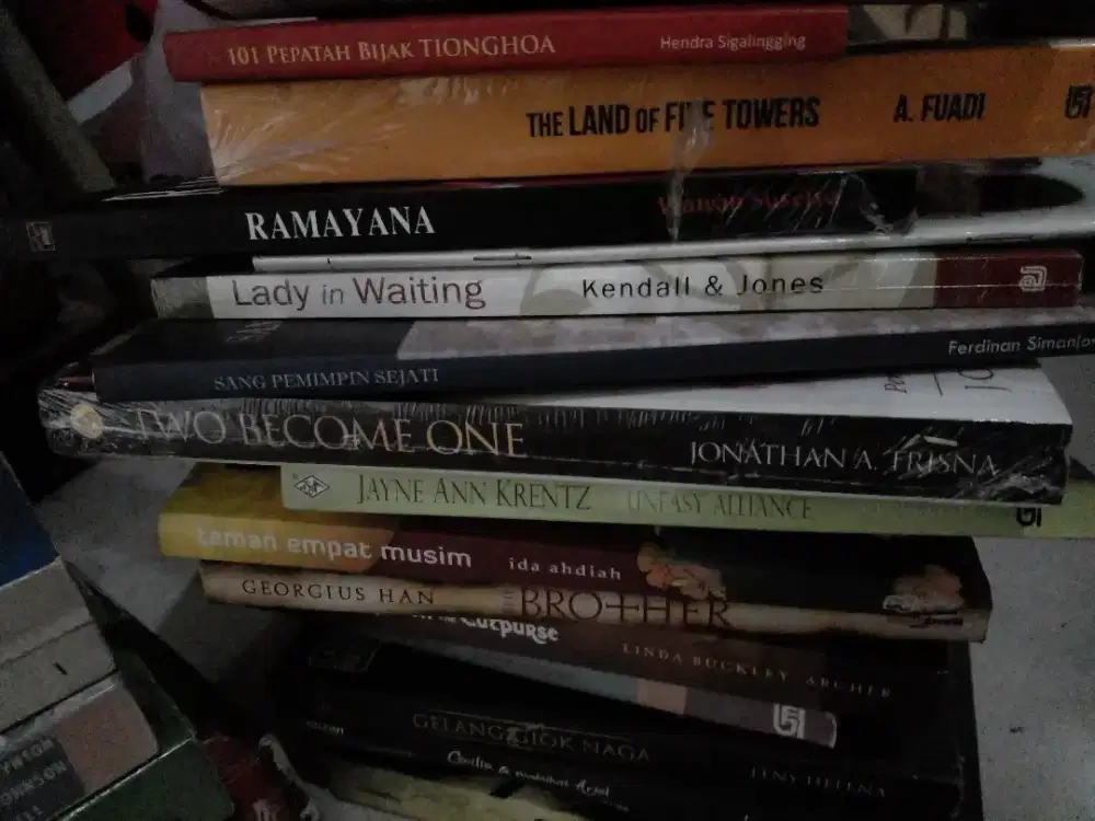 Menjual bacaan NOVEL dan sejenisnya