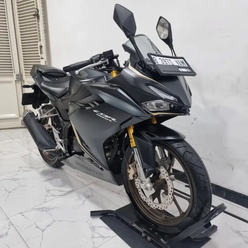 Honda CBR 150 R LED Fi 2024 / 2025 bln 11 Low Km DP 1 JT Pajak 2026