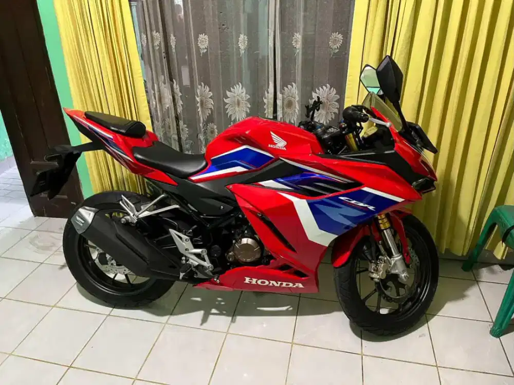 All new CBR 150 ss lengkap sampe faktur mulus kayak baru