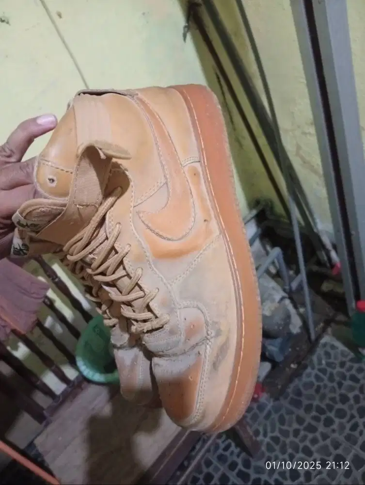 Sepatu Nike coklat