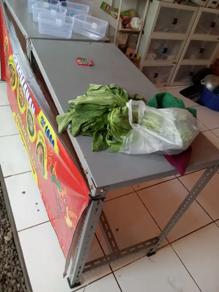 Meja besi bekas