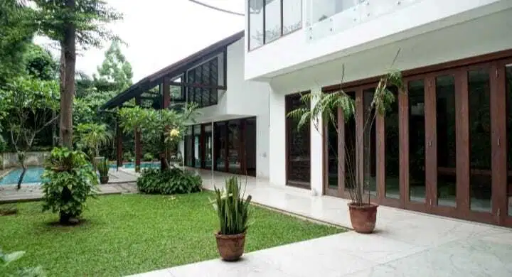 RUMAH DIJUAL DI KEMANG JAKARTA SELATAN FASILITAS PRIVATE POOL