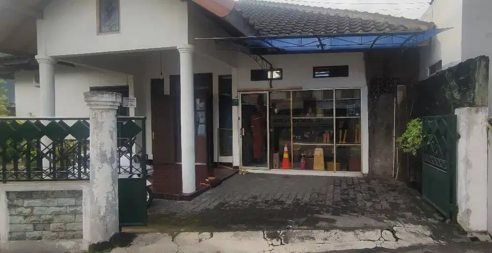 Dibutuhkan pegawai wanita untuk toko