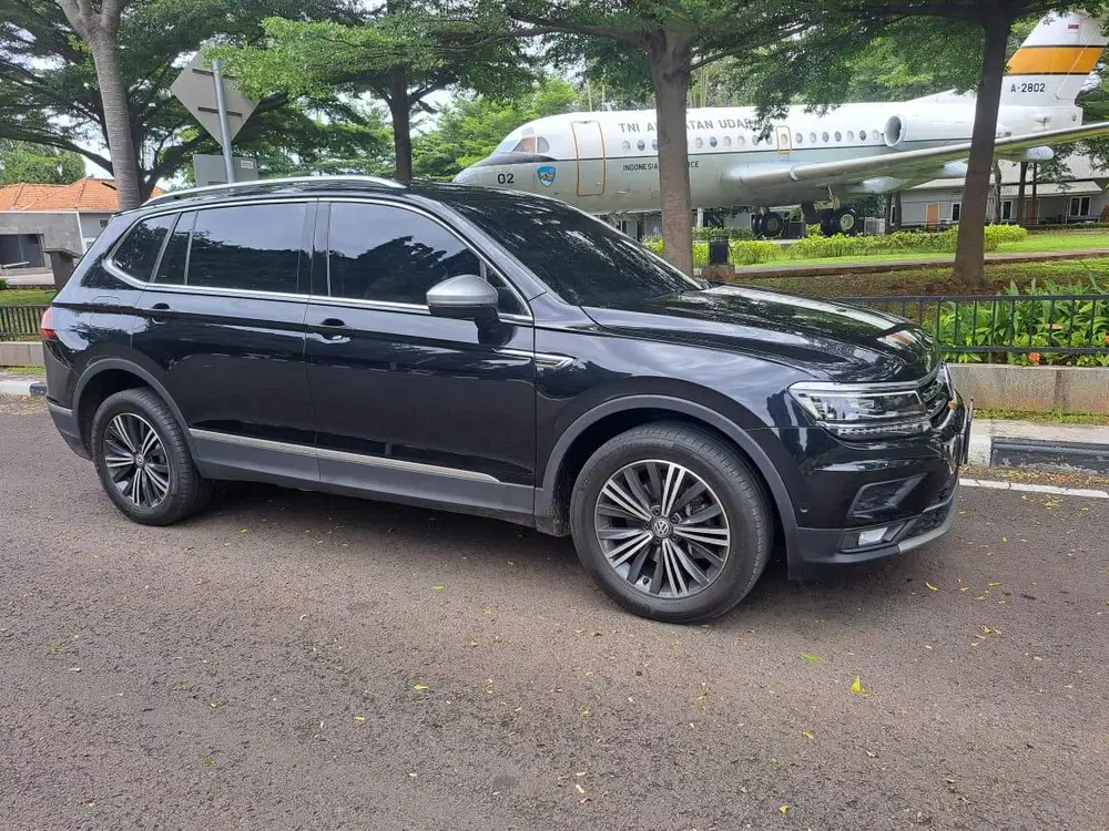 Volkswagen VW Tiguan Allspace 1.4 TSI AT Hitam 2021 km.16rb Antik