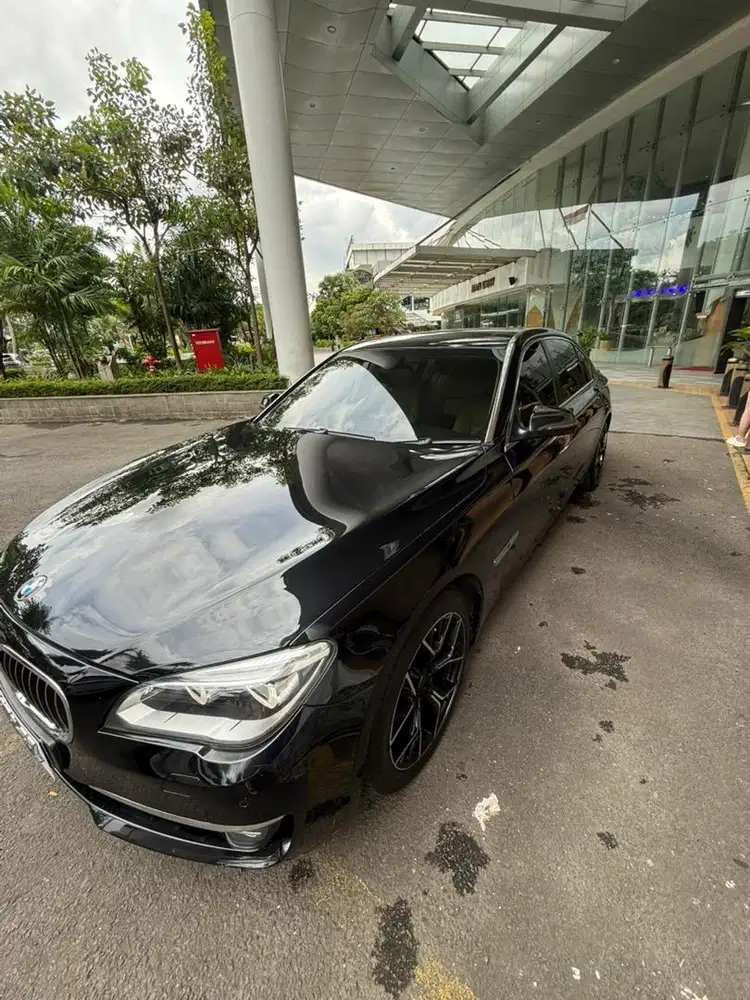 Dijual mobil bmw 740li like new