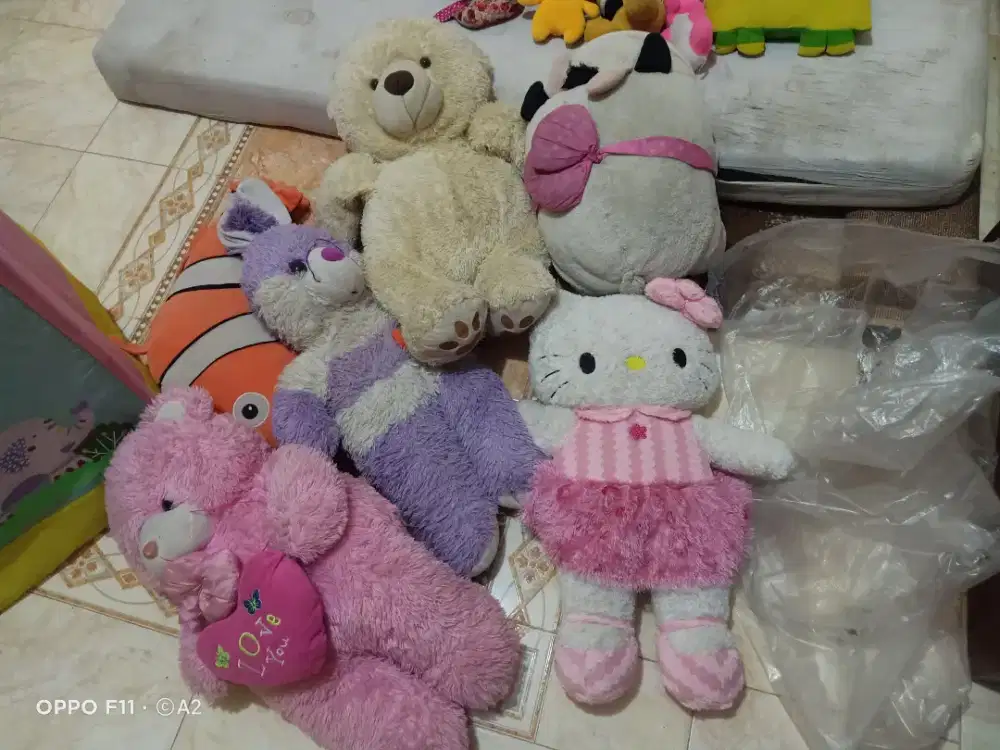 boneka besar dan kecil