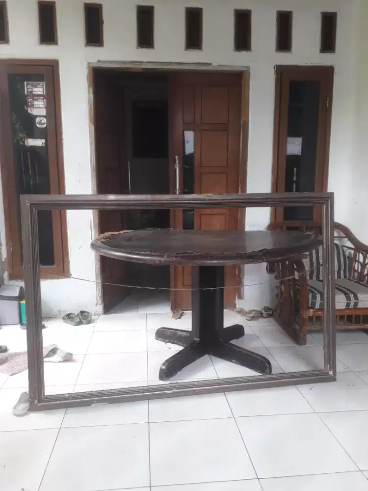 Meja bulat besar dan bingkai lukisan borongan murah