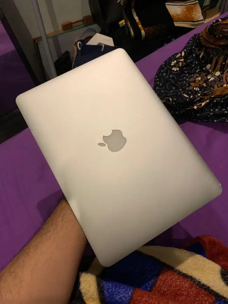 MacBook Air 2017 i5 / RAM 8GB / SSD 128GB – Normal, Bonus Dongle