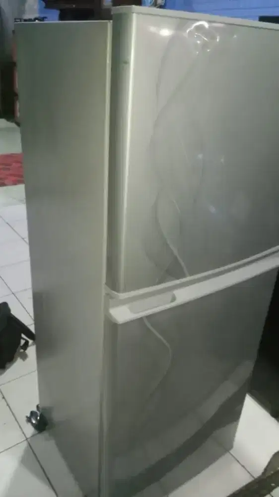 Dijual kulkas 2pintu merek SHARP RAK LENGKAP Kondisi normal
