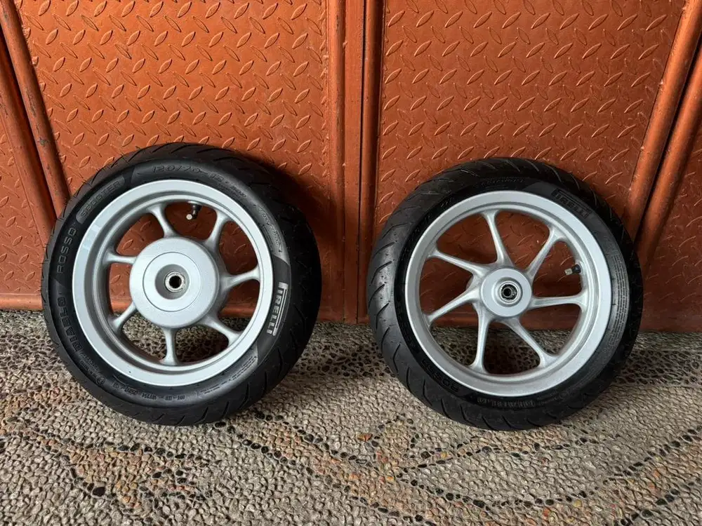 Ban pirelli diablo rosso dan velg 12 inchi