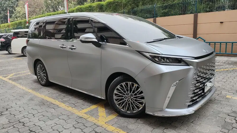 LEXUS LM350H 7seaters Nik 2024 KM 5000